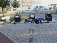 902686 Afbeelding van drie ondergrondse vuilcontainers, met een berg zwerfvuil aan de Churchilllaan te Utrecht.